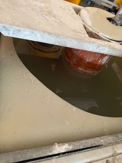 Eau trouble en circulation dans le système, avec particules en suspension