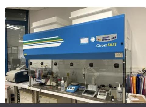 Hotte chimique dans un laboratoire